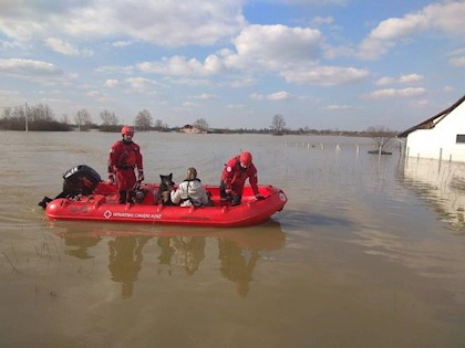 Specijalističke jedinice za spašavanje na vodi pomagale stanovništvu poplavljenih područja
