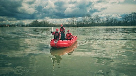 Specijalističke jedinice za spašavanje na vodi pomagale stanovništvu poplavljenih područja